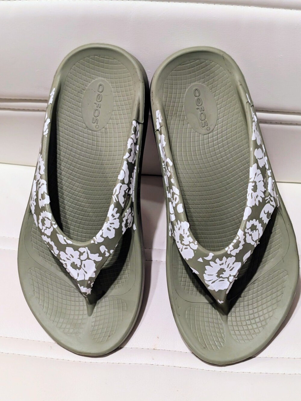 OOFOS Olive Green With White Floral Thong Sandals Size 9-10